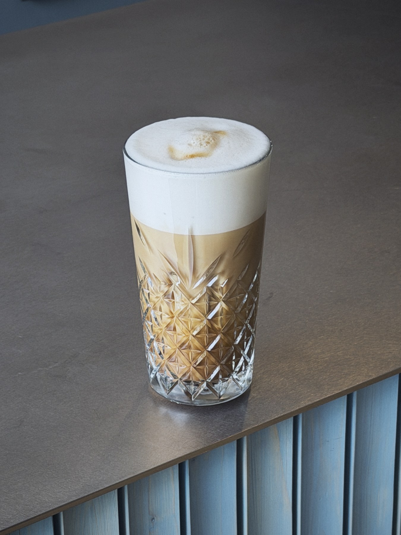 Latte im Kristallglas