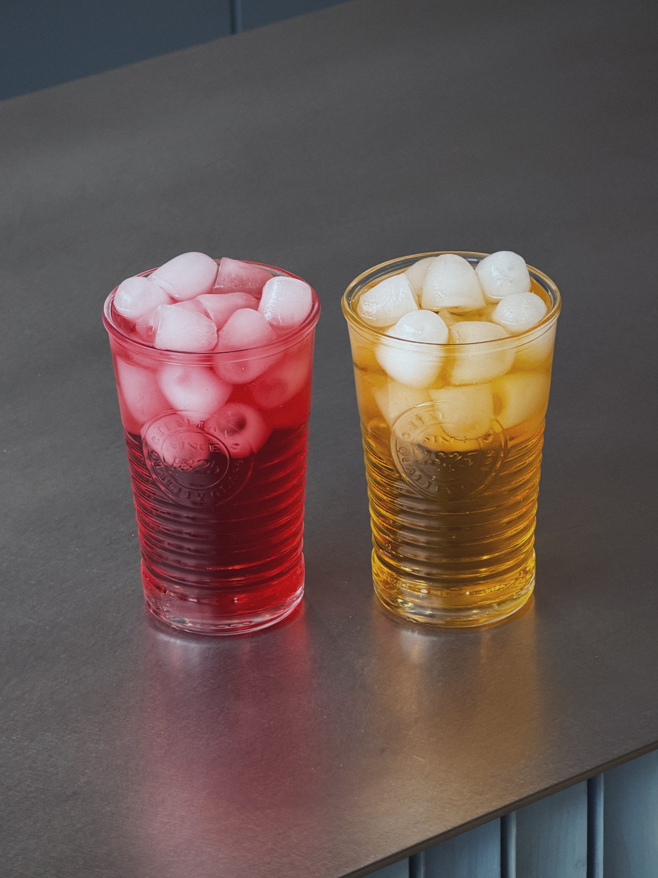 Eistee und Limonade auf Eis